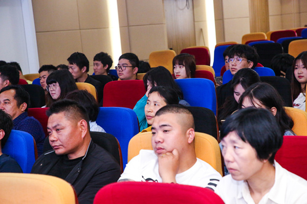 “家校互動(dòng)，攜手共進(jìn)”——2019級(jí)新生基礎(chǔ)階段課程結(jié)課答辯圓滿結(jié)束