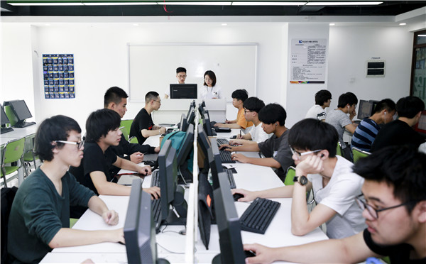 初中學動漫要多久？學動漫好找工作么？