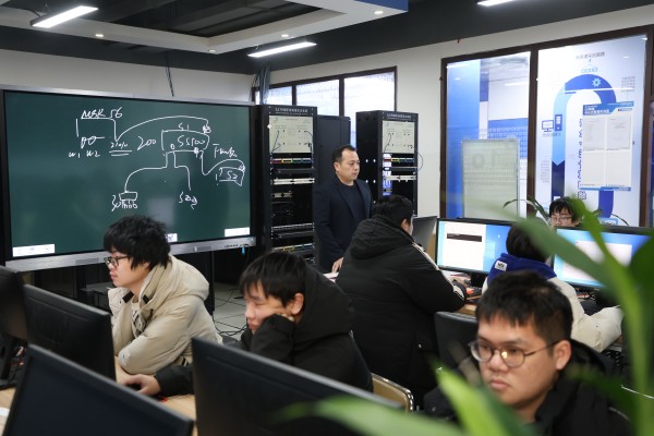 初中成績不好上不了高中怎么辦？南京新華為你點亮技能人生！